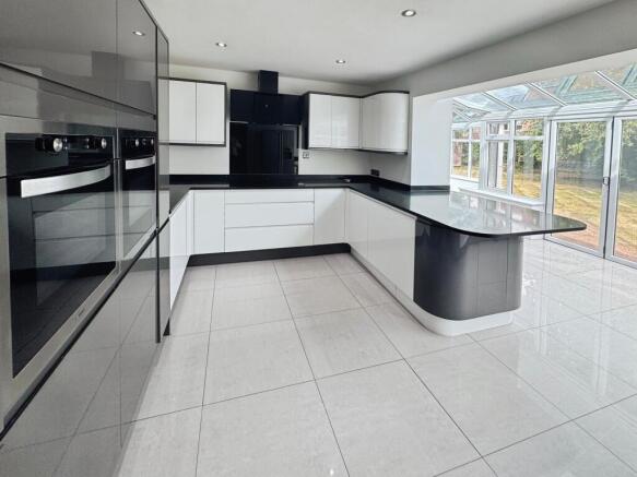 5 bed property, in Sylvandale Grove, £600,000