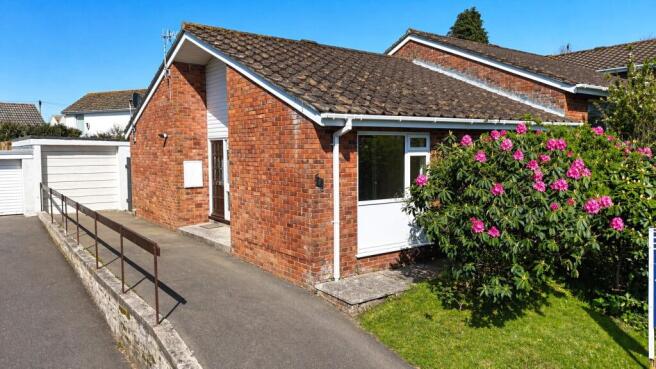 2 bed property, in Hillington, £260,000