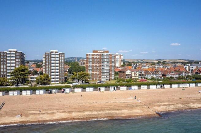 2 bed property, in West Parade, £225,000