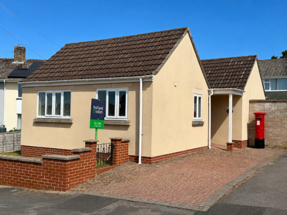 2 bed property, in Goodymoor Avenue, £240,000