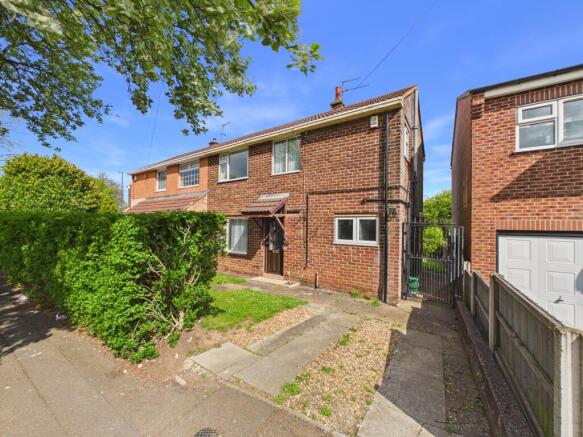3 bed property, in Brackensdale Avenue, £210,000