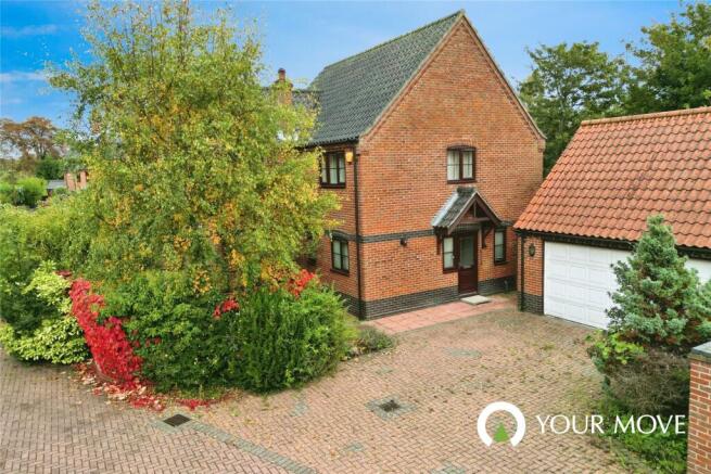 4 bed property, in Laurels End, £400,000