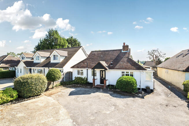 4 bed property, in Downsview Avenue, £750,000