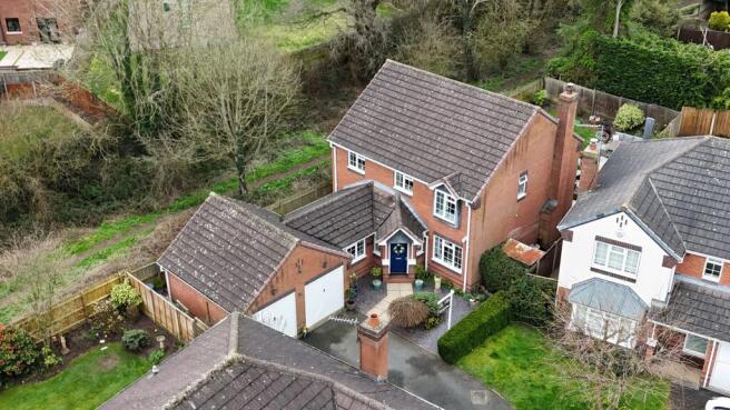 4 bed property, in Roman Way, £425,000