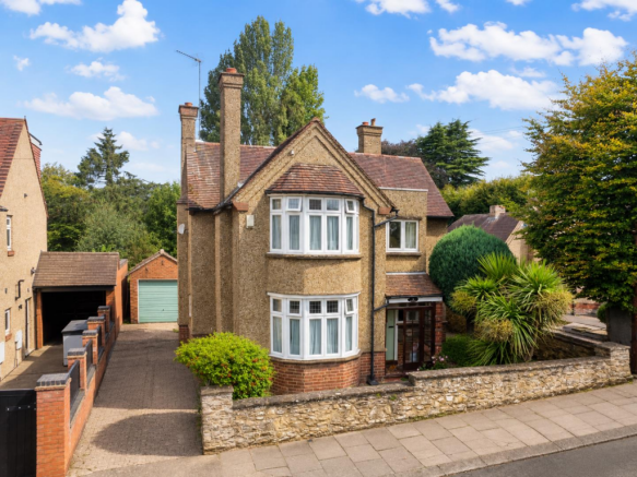 3 bed property, in Meadway, £499,995