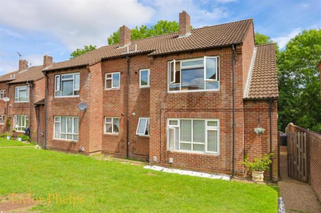 2 bed property, in Gilpins Gallop, £215,000