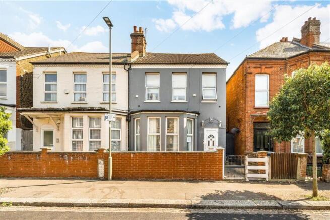 3 bed property, in Yew Grove, £600,000