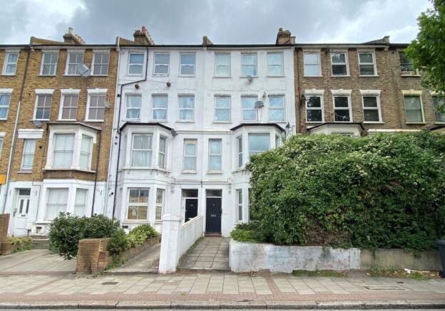 2 bed property, in Garden Flat, £180,000