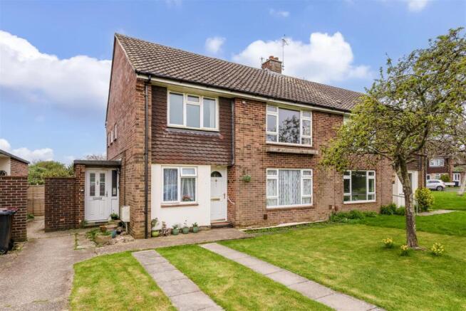 2 bed property, in Gilbert Road, £195,000