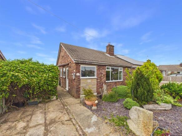 2 bed property, in The Fairway, £150,000