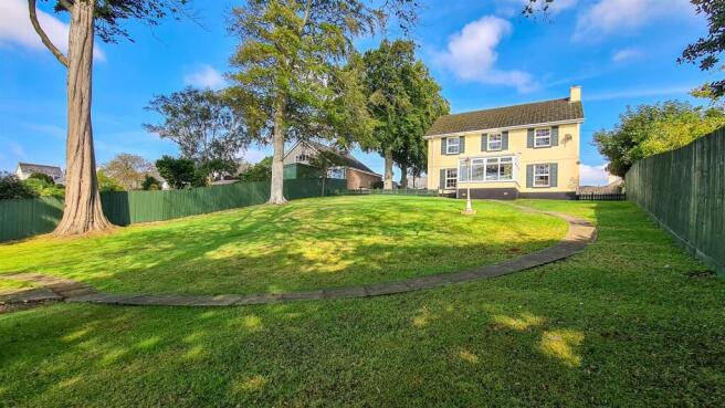 5 bed property, in Orchard Hill, £600,000