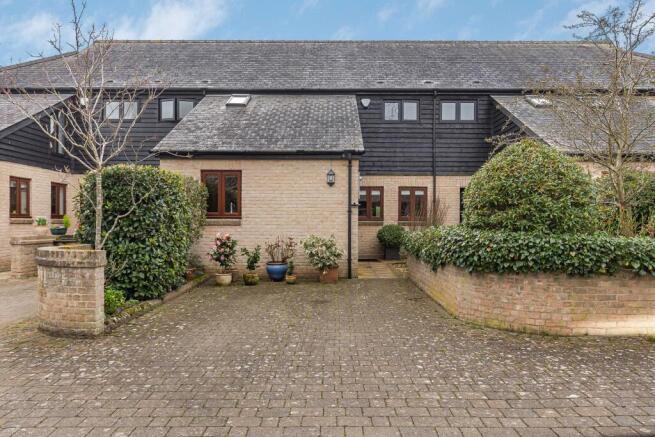 3 bed property, in Old Farm Court, £665,000