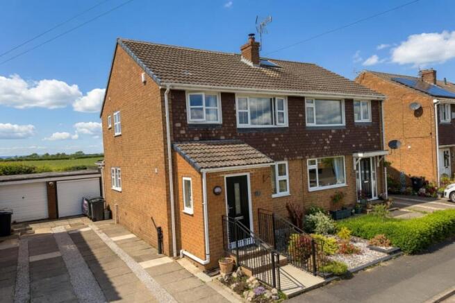 3 bed property, in The Greenway, £230,000