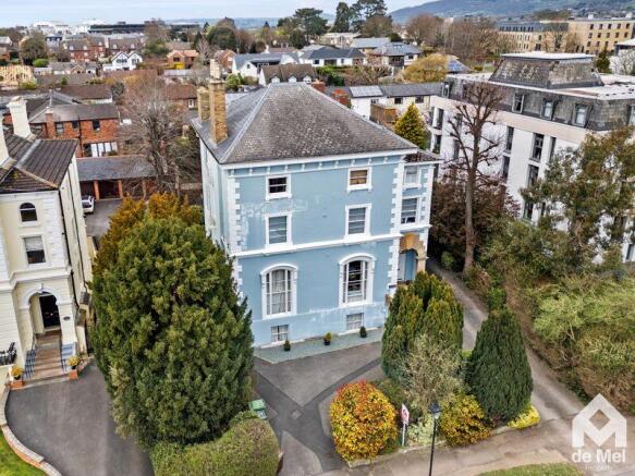1 bed property, in East Approach Drive, £145,000