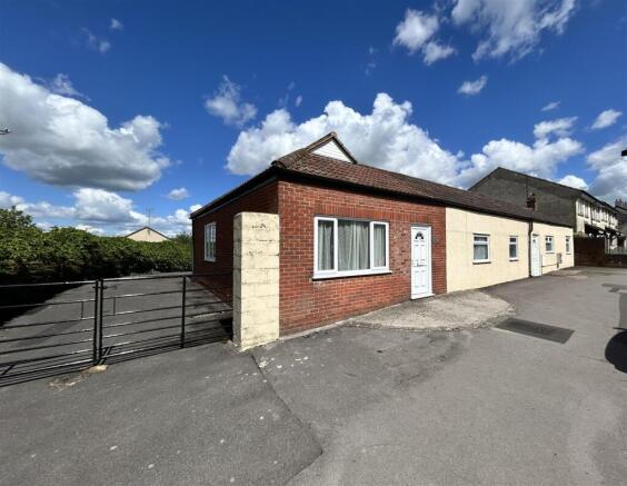 4 bed property, in London Road, £250,000