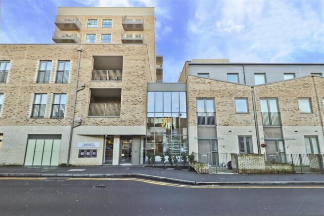 2 bed property, in Bluenote Apartments, £385,000