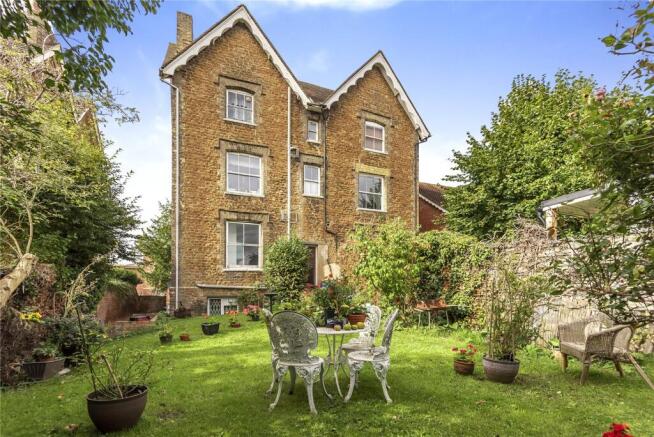1 bed property, in Stoke Road, £250,000