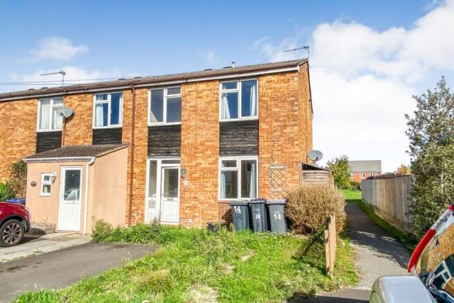 3 bed property, in Nursteed Close, £100,000