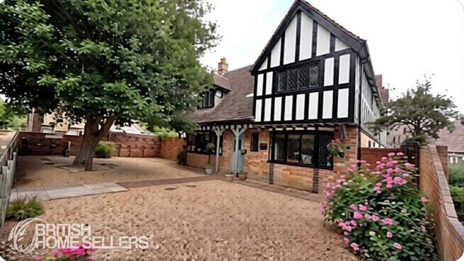 4 bed property, in Clarkson Avenue, £400,000