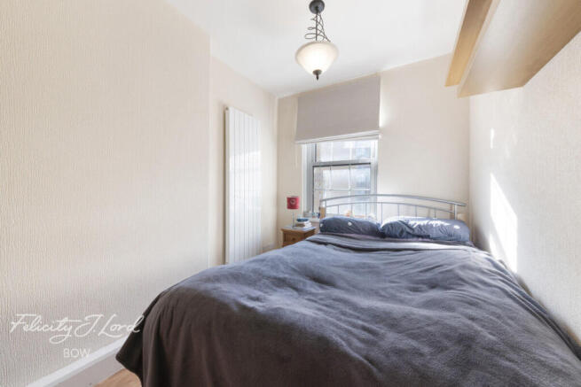 2 bed property, in Watts Grove, £300,000