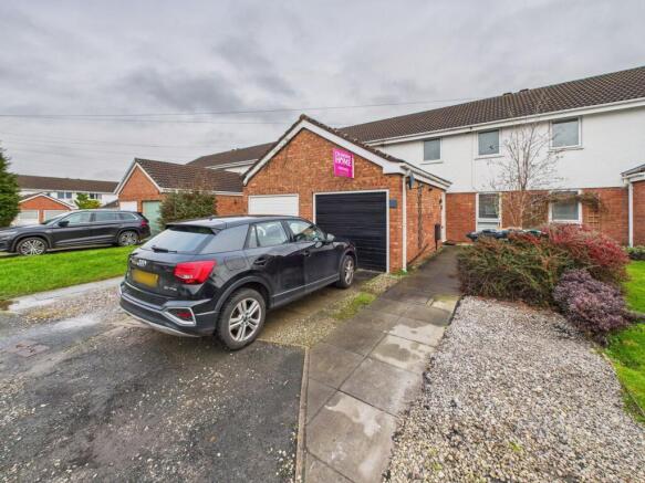 3 bed property, in Blackthorn Close, £260,000