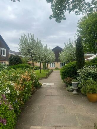 1 bed property, in Grimwood Road, £200,000