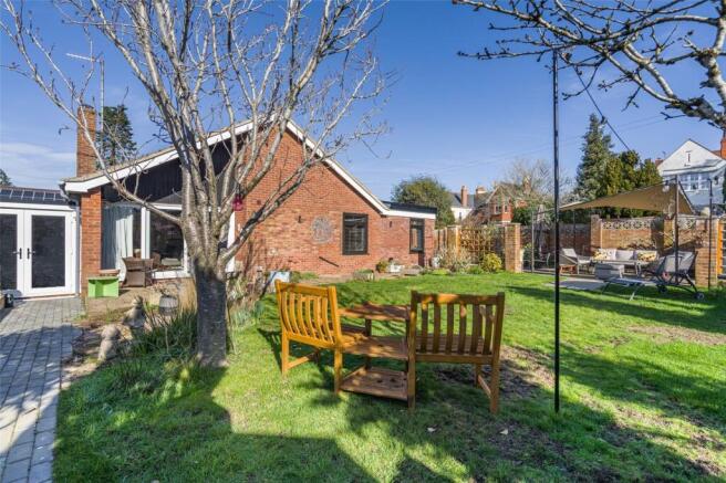 3 bed property, in Arden Road, £800,000