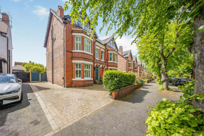 5 bed property, in Grappenhall Road, £850,000