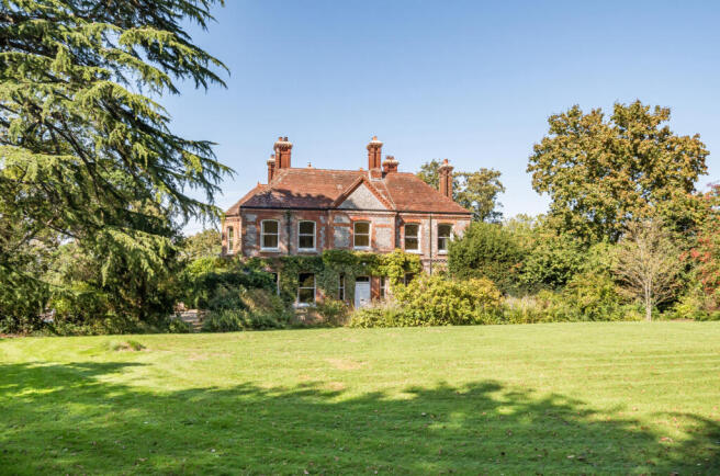 7 bed property, in Botley Road, £1,595,000