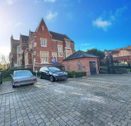 2 bed property, in £350, £350,000