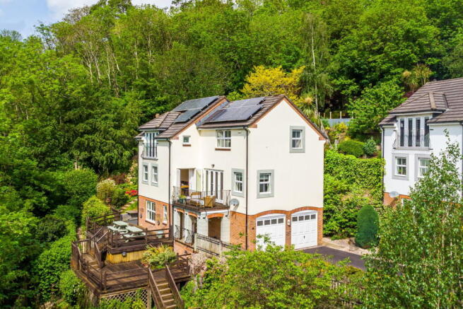 5 bed property, in Speedwell Close, £550,000