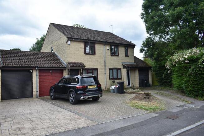 2 bed property, in Stirling Close, £280,000