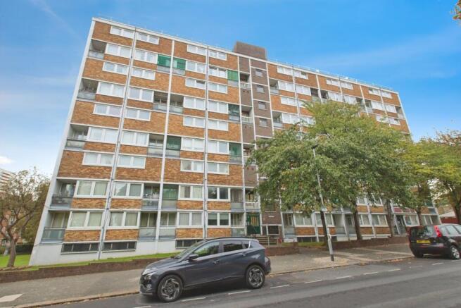 2 bed property, in Kingsman Street, £200,000