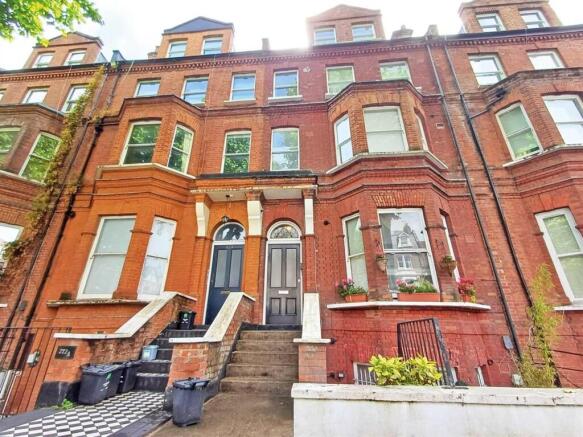 1 bed property, in Elgin Avenue, £295,000