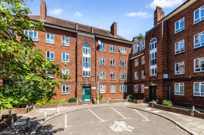 3 bed property, in Whites Square, £375,000