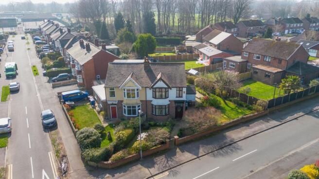 3 bed property, in Vicarage Road, £280,000