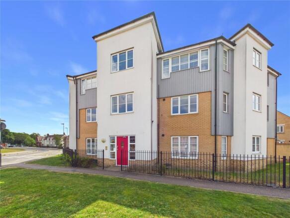 2 bed property, in Kensington Road, £180,000