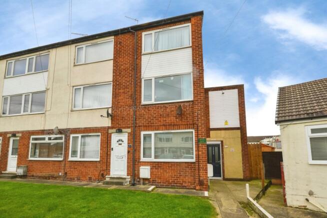 2 bed property, in Carmel Gardens, £65,000
