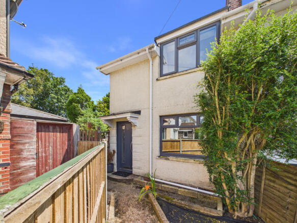 3 bed property, in Butts Close, £250,000