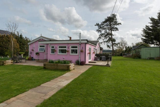 5 bed property, in South Street, £700,000