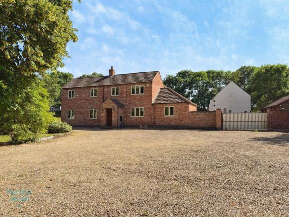 4 bed property, in Floss Farm, £675,000