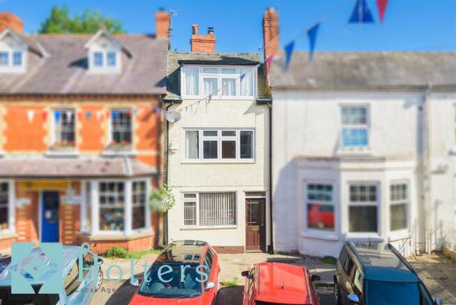 2 bed property, in The Square, £159,950