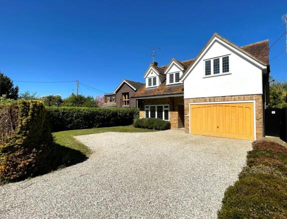 4 bed property, in Woodhill Road, £925,000