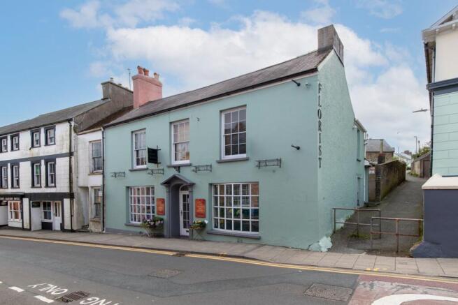 4 bed property, in High Street, £350,000