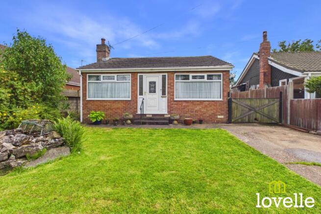 2 bed property, in Smook Hills Road, £160,000