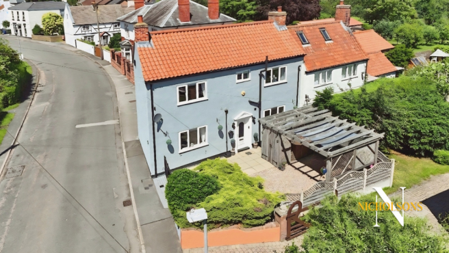 2 bed property, in An exceptionally finished 2 double bedroom cottage on Laneham Street, £190,000