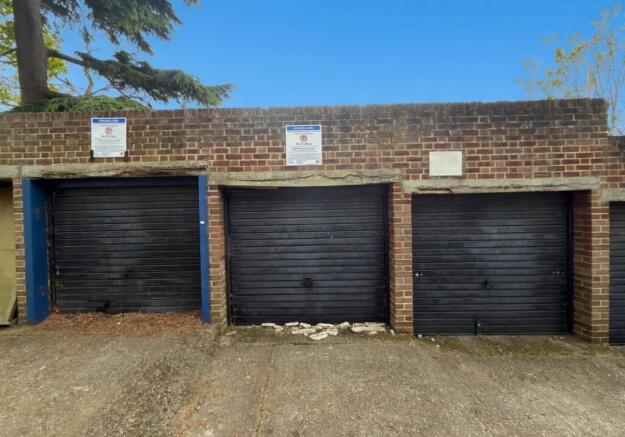 Studio, in Garage 6 Hilltop Court, £3,000