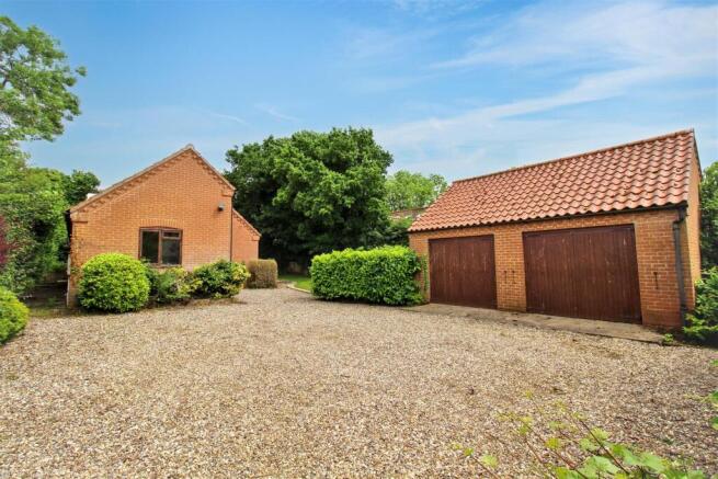 4 bed property, in Blacksmiths Lane, £425,000