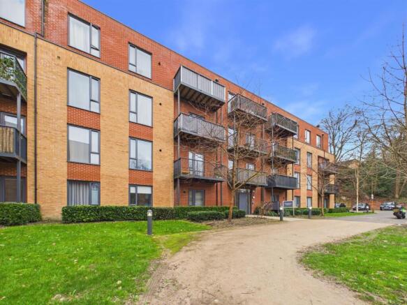 1 bed property, in Iron Railway Close, £290,000