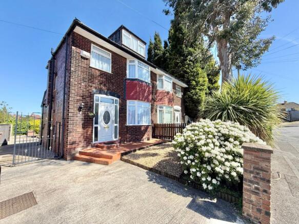4 bed property, in Ashbrook Avenue, £290,000